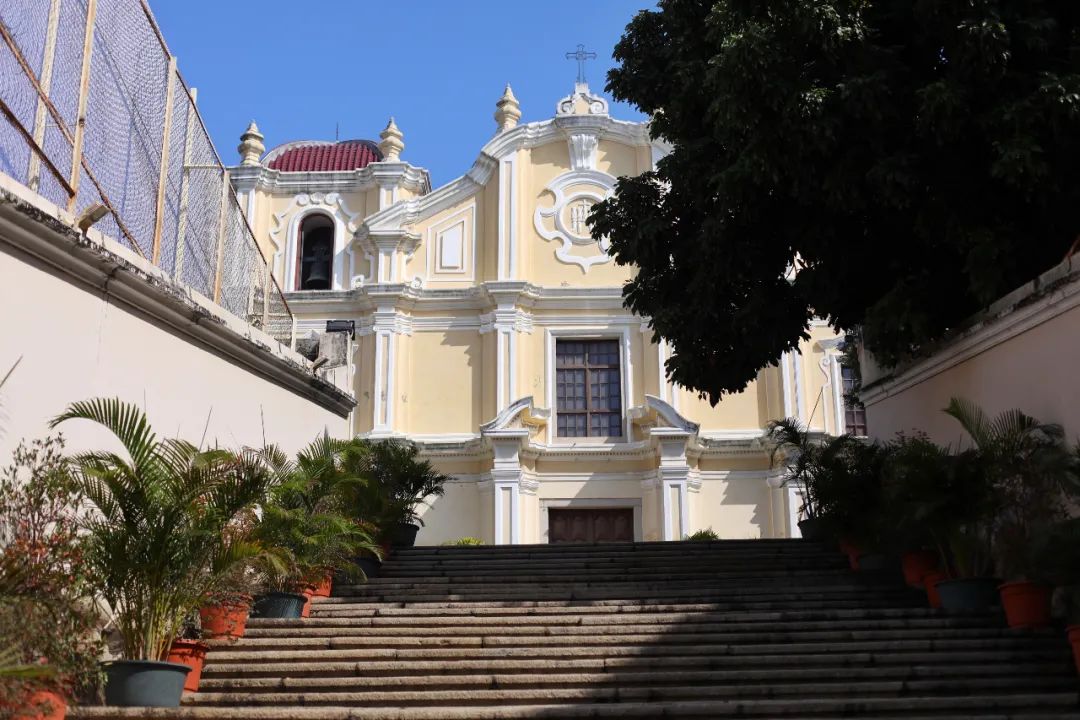 这个与修院毗连的圣若瑟修院圣堂于1746年兴建,1758年落成,規模仅次于