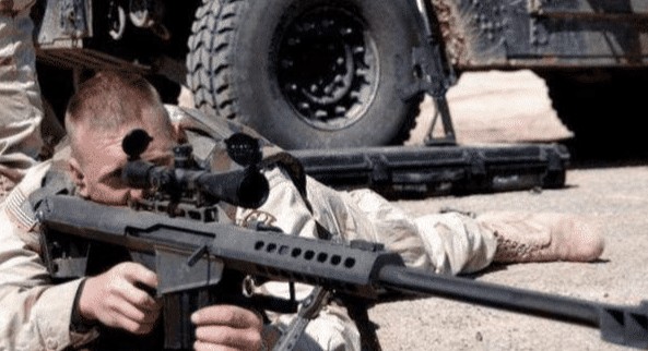 狙击枪真实瞄准镜里是这样的，根本就不是电影