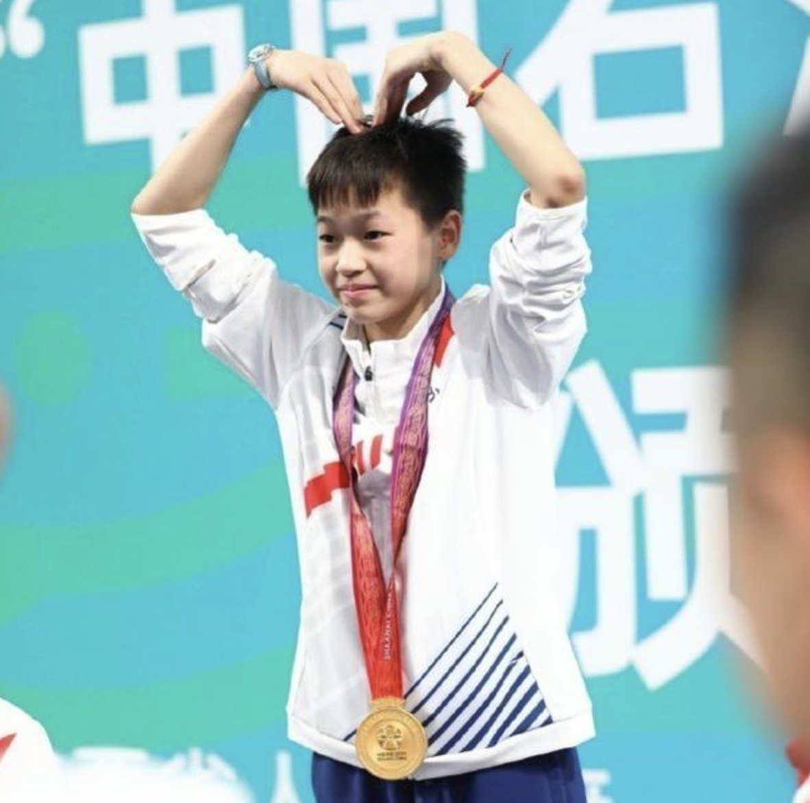 幸福一幕！奥运双金王抱着全红婵玩耍嬉戏，场面很温馨