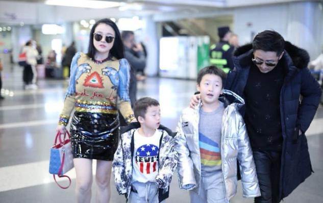 鄒市明一家四口走機場，老公過冬老婆還在夏天，倆兒子穿得都挺潮