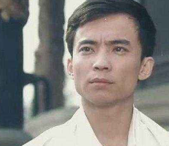 他老婆是著名经纪人,捧红很多明星,儿子也成