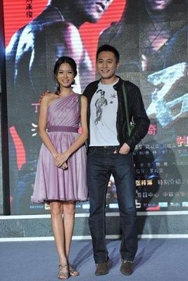 张梓琳挺大肚子产检，肌肉男老公陪同气势足，帮老婆开车门显殷勤