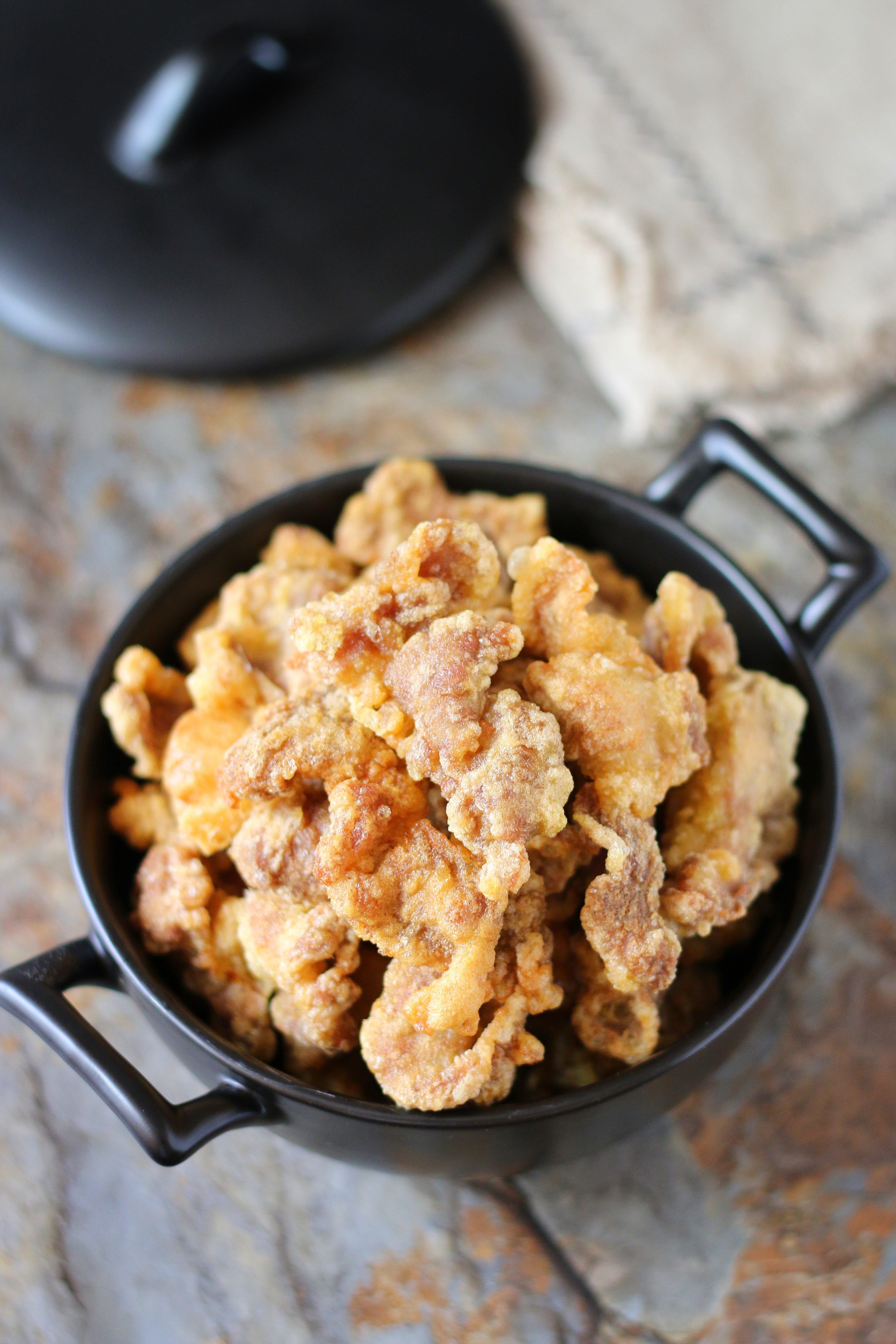 給豬肉換個做法，既香又酥，拿著吃煮湯吃都香，做一次吃好久