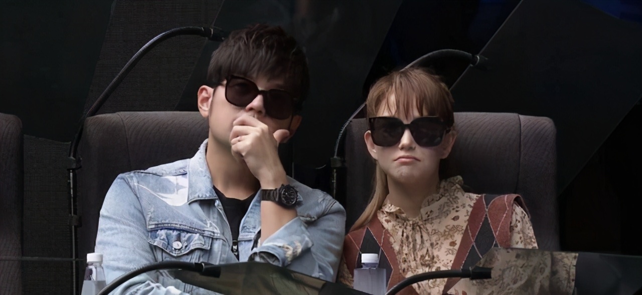 周杰倫攜嬌妻看球賽，昆凌笑容嬌羞摀嘴秀鑽戒，夫妻恩愛可見一斑