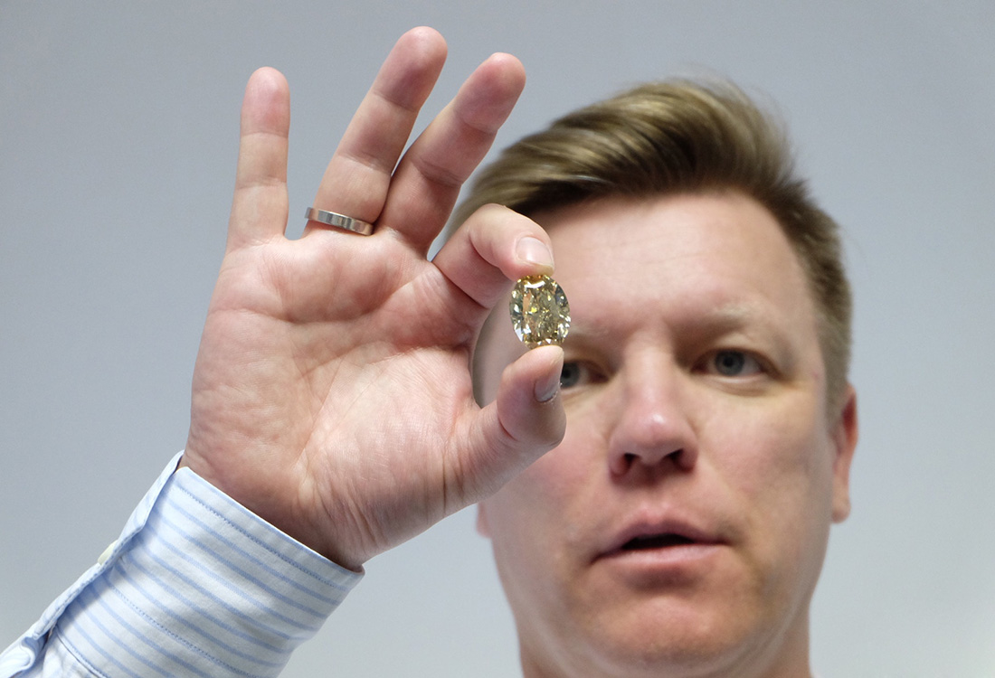 实拍俄罗斯最大钻石矿场，直接钻石诞生过程，原来是这么操作的