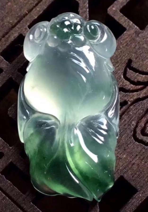 翡翠挑选小技巧，当种水和颜色不能兼得时，你会怎么选择？