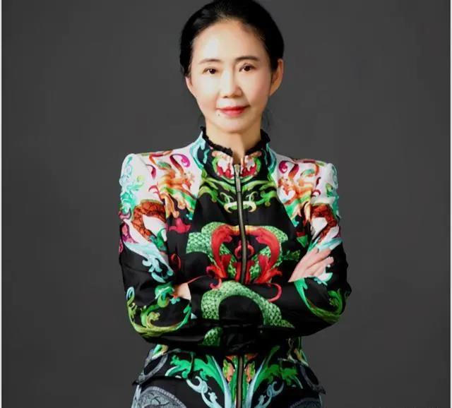 她是常州女首富，身家290亿不爱宝马独爱车灯，终成车界董明珠
