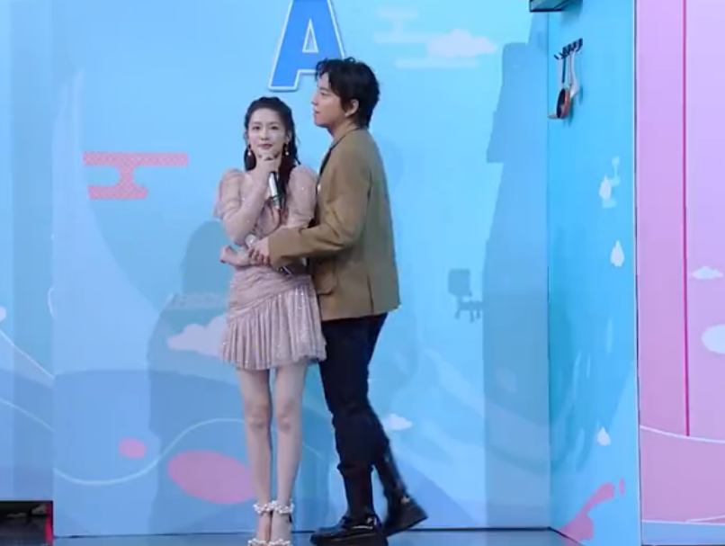 王大陆节目中抱李沁，双手位置被吐槽不绅士，