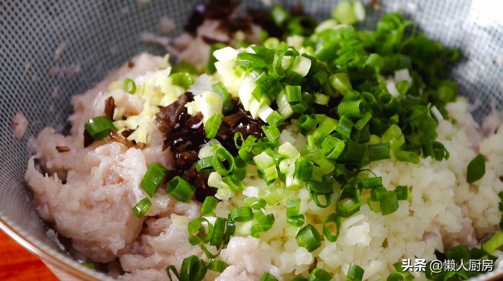 豆腐皮别只会烧汤，配上虾仁和莲藕，做成这道小吃，口感很丰富