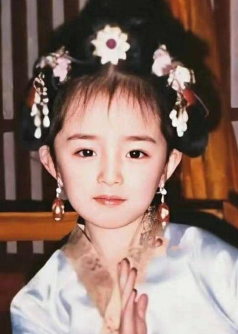楊冪腳踩百元鴻星爾克現(xiàn)身，鏡頭下又美又瘦，但這腿怎么了？