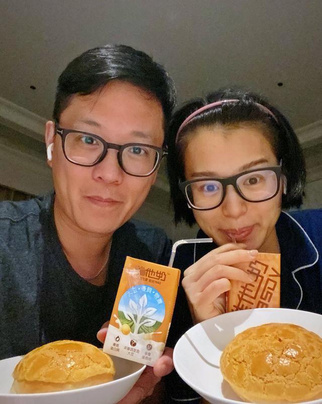 胡杏儿七夕晒四口之家合影，温柔称呼父子为“我的三个小情人”