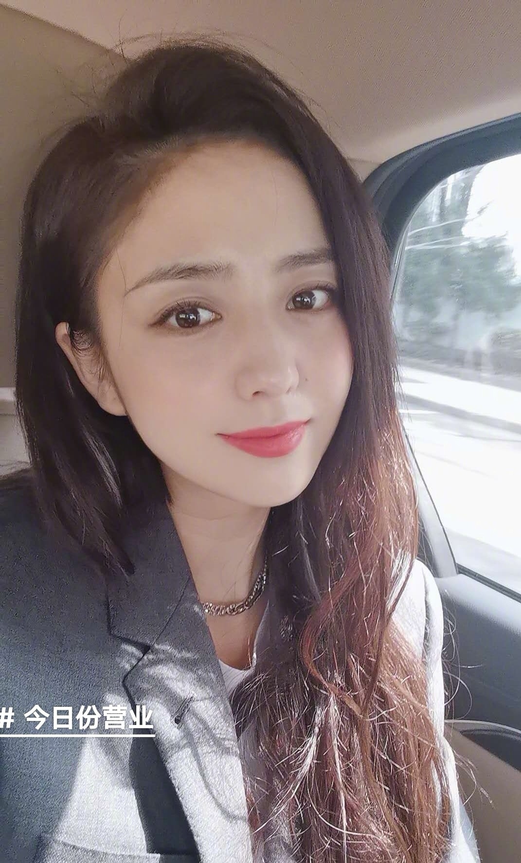 佟丽娅带儿子回老家聚会，素颜出镜肤白惊人，朵朵稳坐C位超乖巧