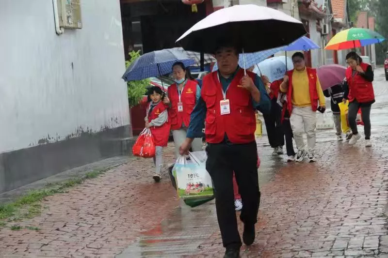 ​阳信：爱心人士冒雨给孤寡老人送中秋大礼包