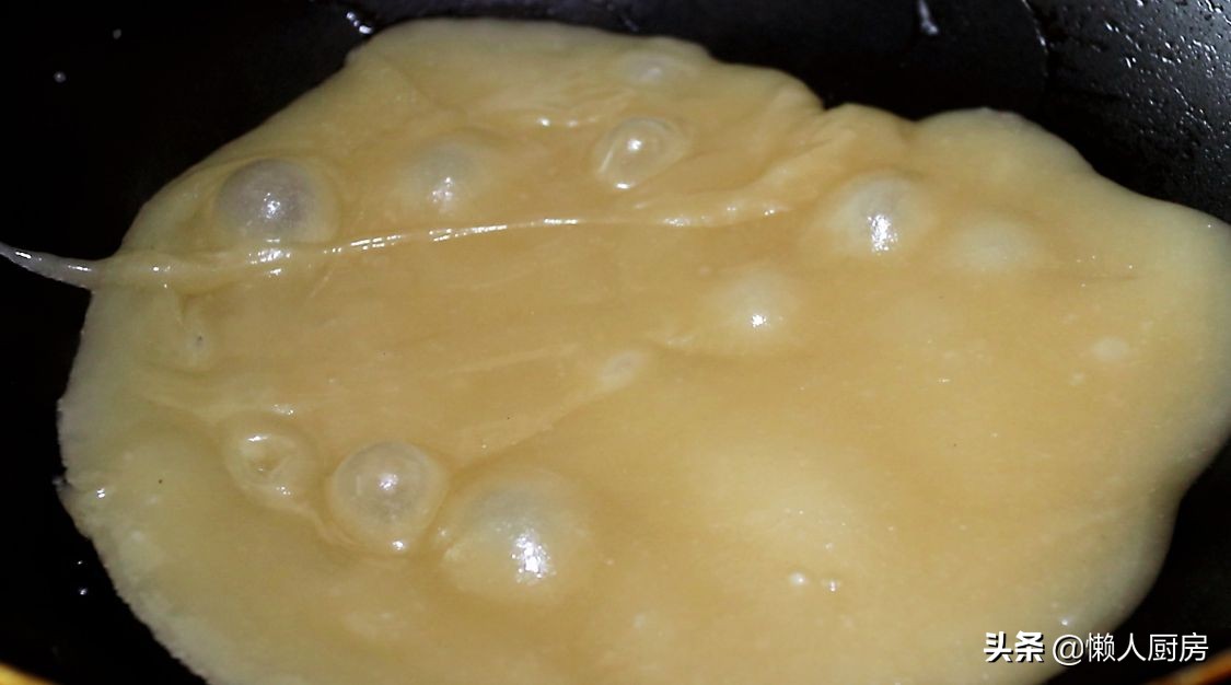 往糯米糊內倒入芝麻，用手壓一壓，就是小時候常吃的美食，有彈性