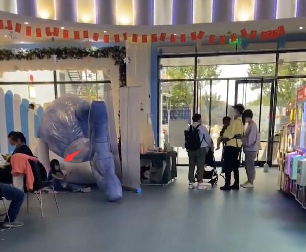 蔡少芬带三个孩子逛街被偶遇，不见张晋在身边，两位保姆贴身跟随