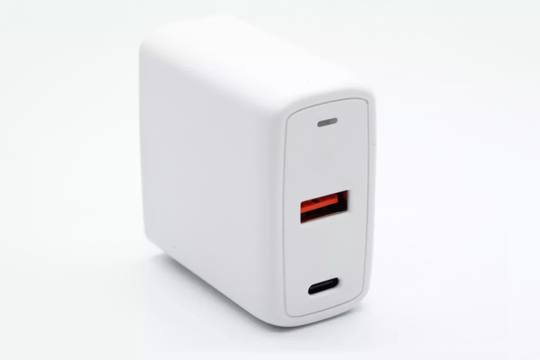 iPhone 13新机即将发布，35家工厂推出上百款快充新品