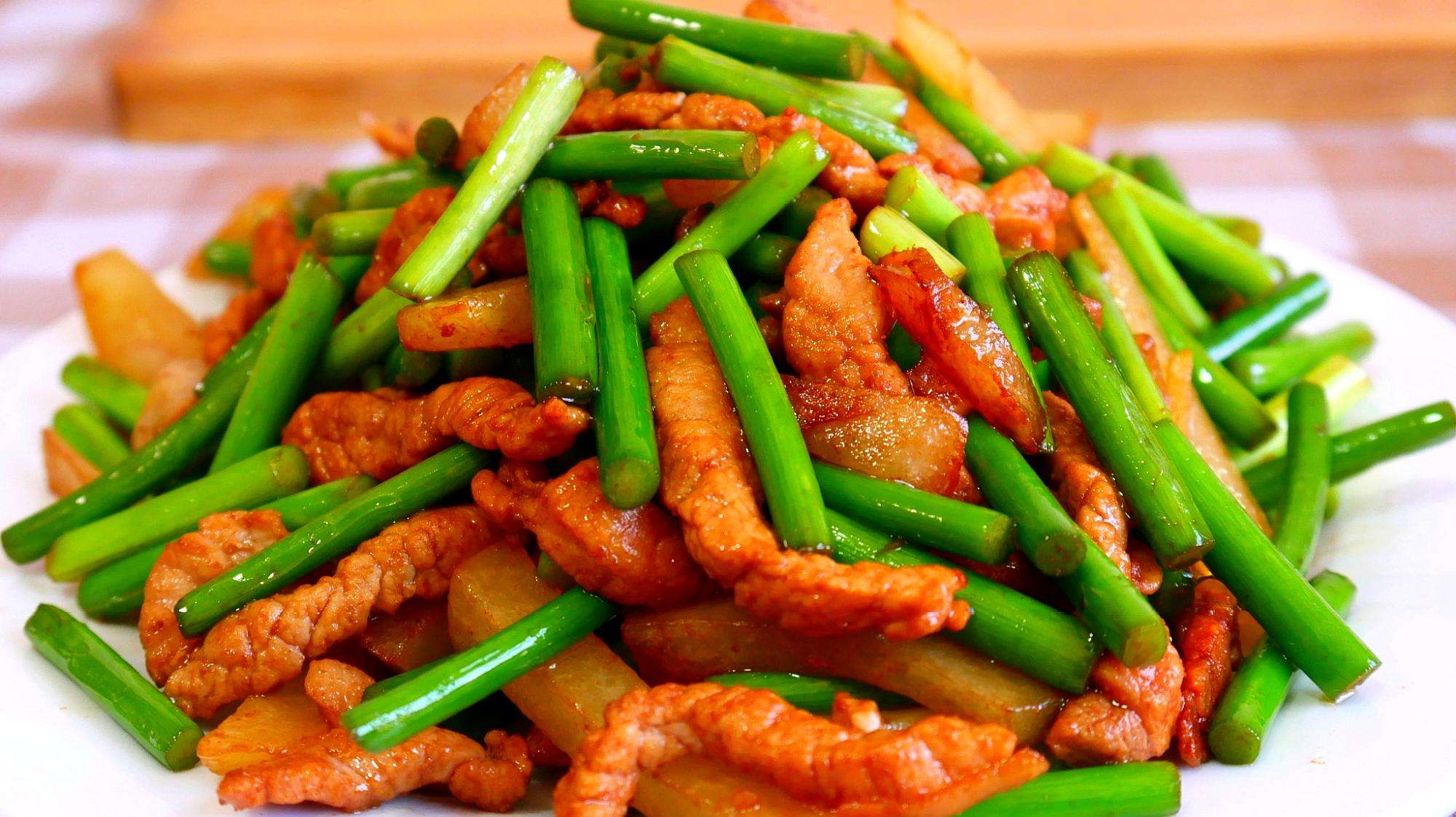 饭店的蒜薹炒肉为什么好吃?教你一个小技巧,要把它们放在一起炒