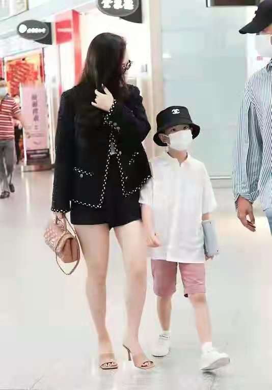 霍思燕一家高调现身！杜江穿错衣服变大妈，嗯哼戴2千帽子真阔气