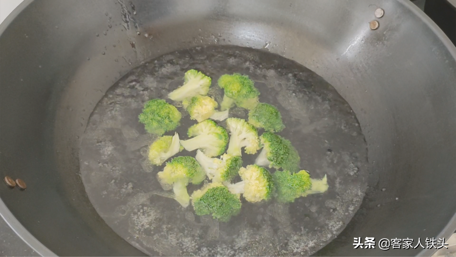廣東人愛吃的蝦卷菌鮮上湯，8只鮮蝦做一鍋，香濃味美營養又好吃