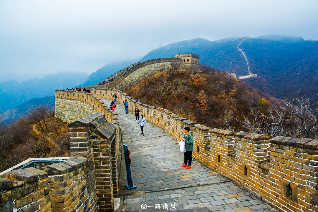 The most beautiful season of the Mutianyu Great Wall in Beijing, the mountains and wilds are dyed with forests, an amazing visual feast