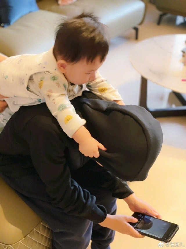 應采兒曬陳小春520禮物，把頭埋進老公懷中顯嬌羞，夫妻對視甜齁