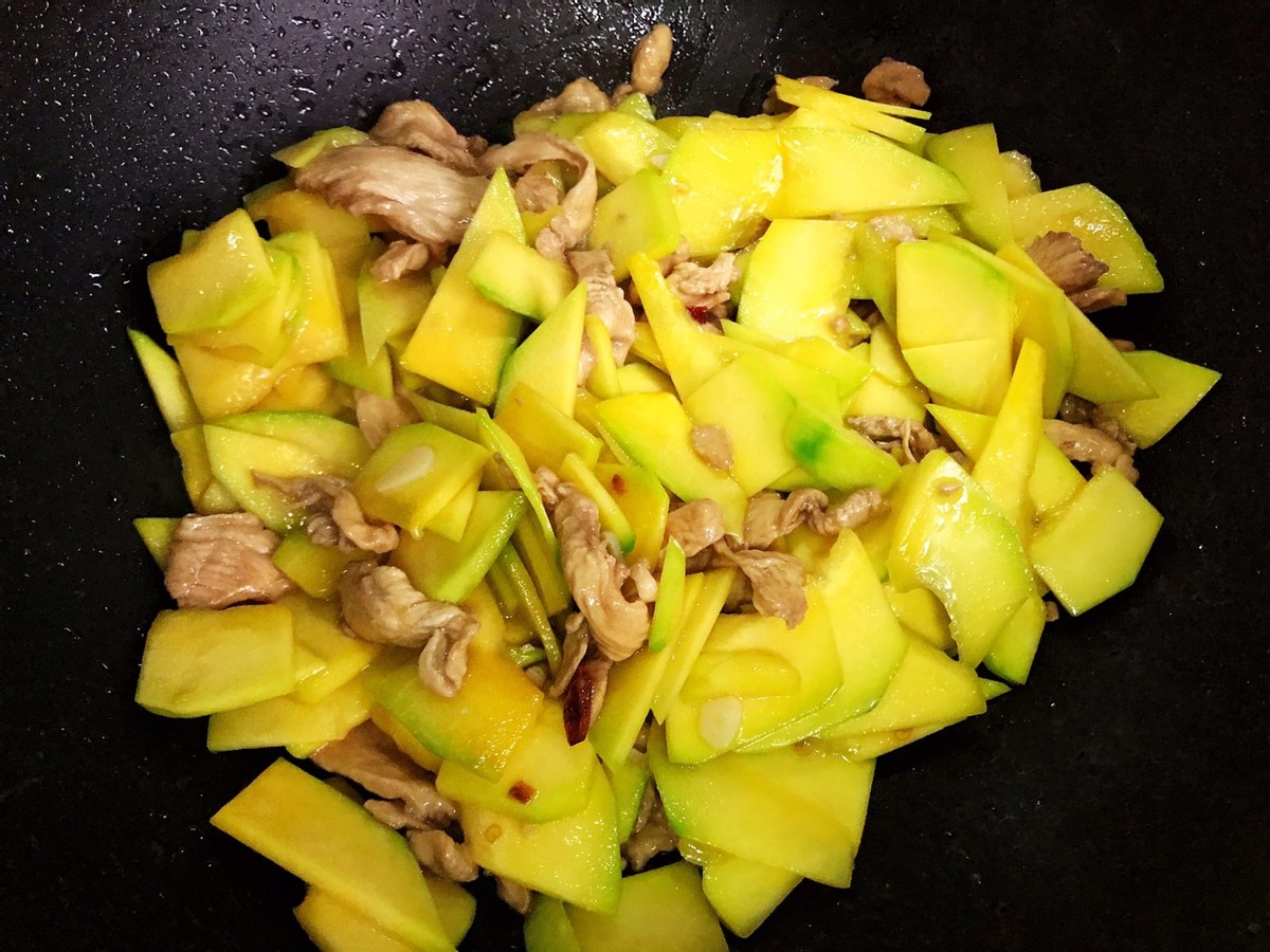 家常蚝油南瓜炒鸡肉片，鲜嫩可口，做法简单，低脂又解馋