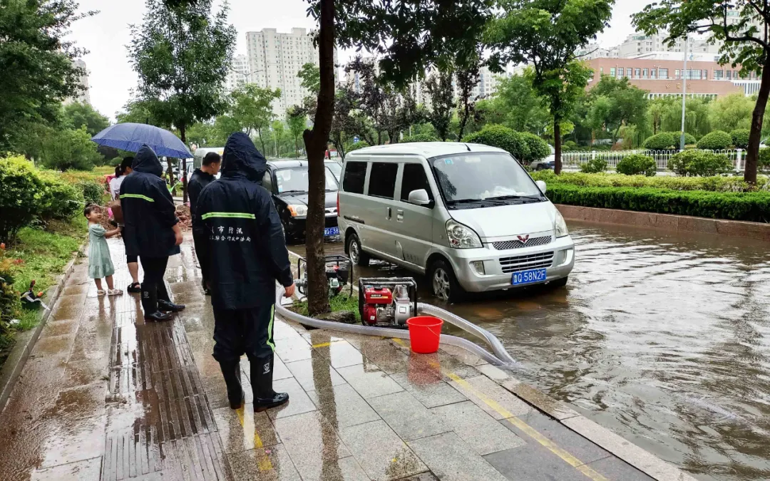 临沭县综合行政执法局全员出动多措并举做好城市防汛工作