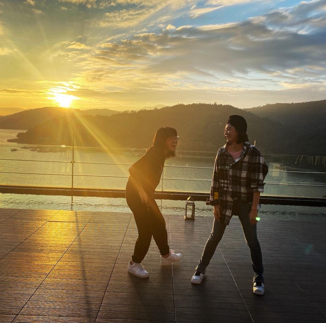 贾静雯晒一家五口游日月潭，与修杰楷恩爱同框，咘咘表情搞怪抢镜