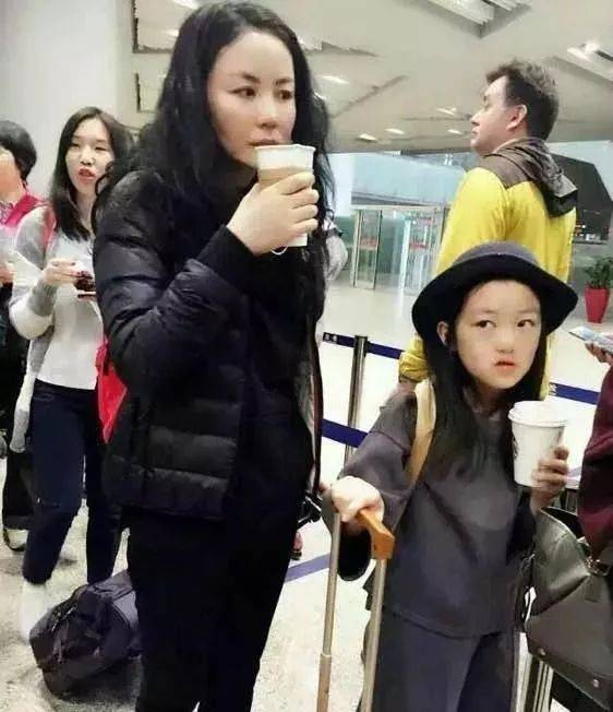 时尚小女王李嫣和母亲王菲姐姐窦靖童的合照
