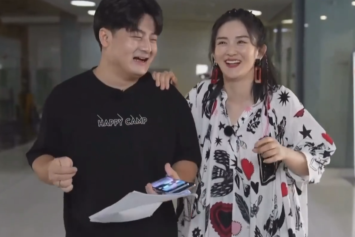 谢娜生二胎后正式复工，获赵丽颖捧场助威，与