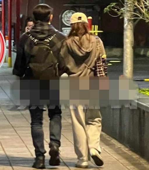 吳奇隆牽著劉詩詩台北街頭甜蜜約會，發現跟拍老公力爆發保護妻子