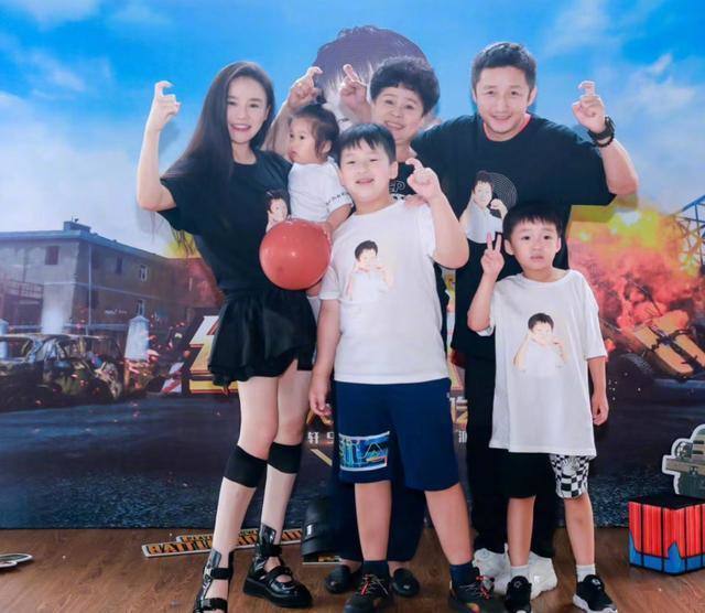 鄒市明一家四口遊哈爾濱，冉瑩穎曬照紀念，和兒子們一起吃冰棍