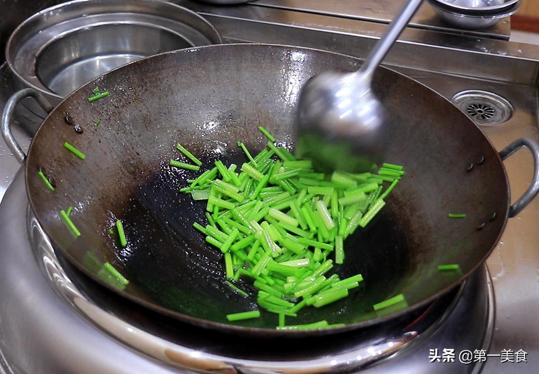 图片[5]-【蟹味菇炒芹菜】做法步骤图 多加这一步 芹菜清脆不出水-起舞食谱网