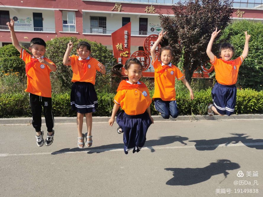 峄城区峨山镇中心小学一年级少先队员入队仪式(图3)