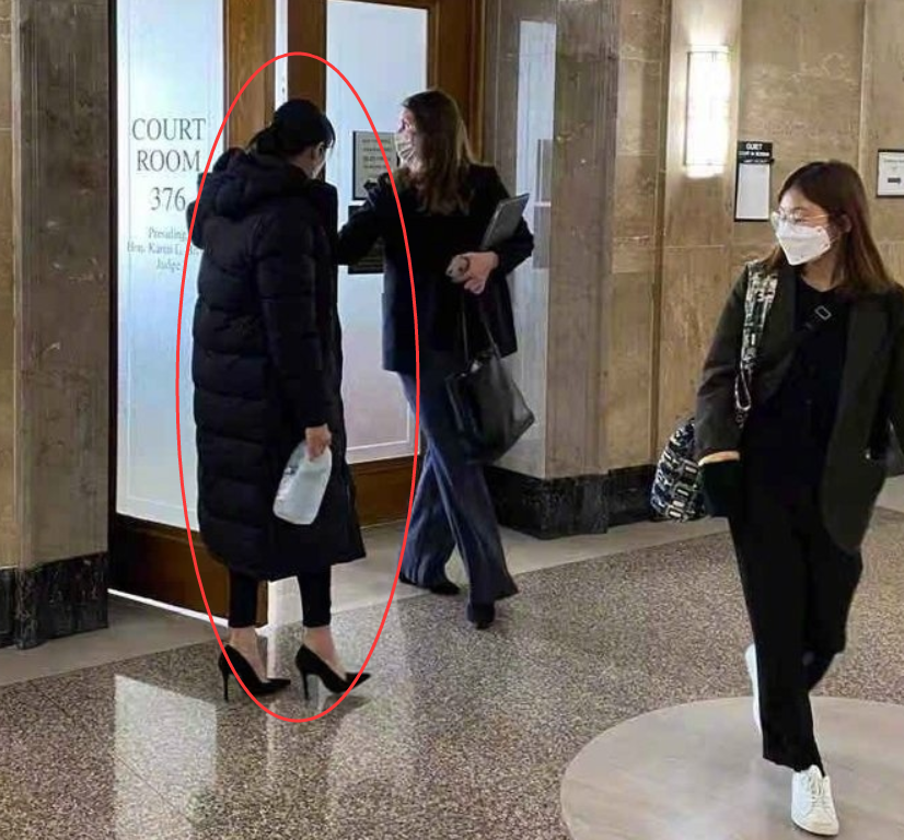 郑爽出席庭审照曝光，满面油头精神不佳，发际