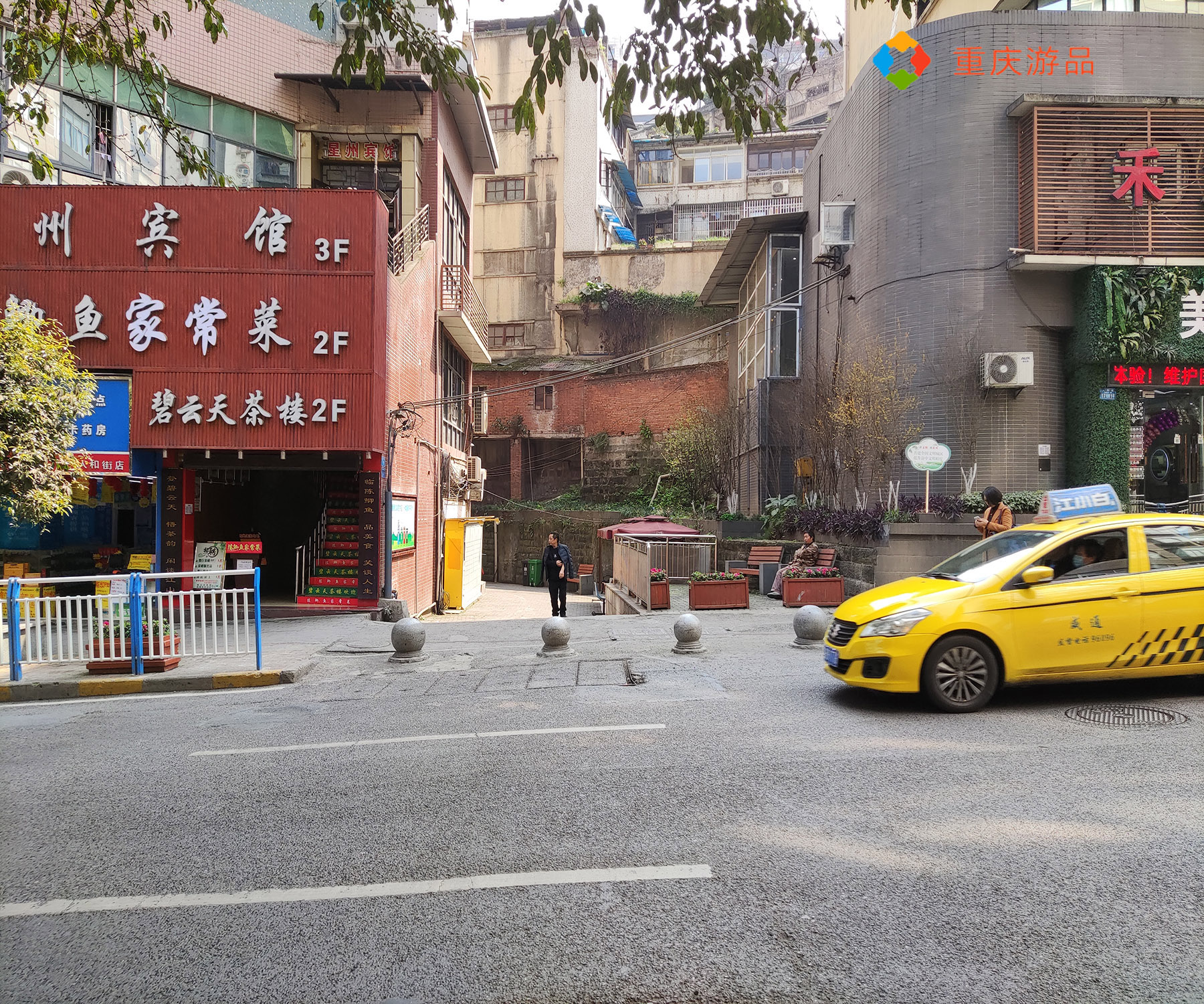 重庆偏僻小巷里的美味，一碗螺蛳粉，一份红豆汤，可以吃得很满足