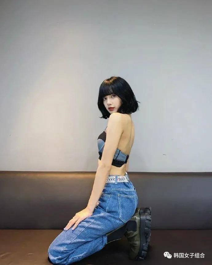 脸小腿长的lisa—全身上下都很绝,身材是艺术雕塑啊,绝不是只有瘦.