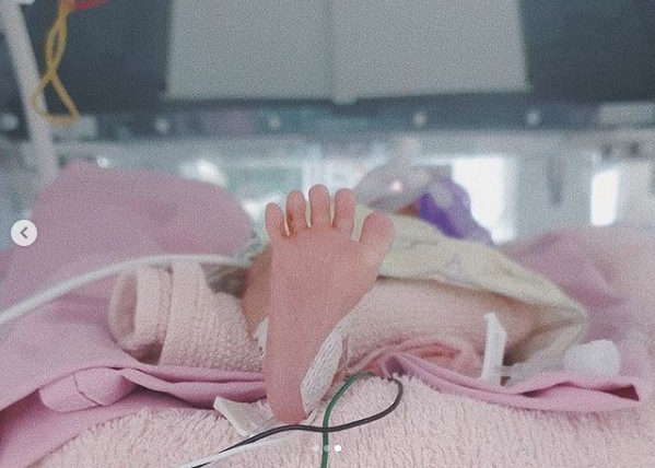 余文樂老婆曬女兒近照，28週早產妹妹已長成小胖墩，肉臉超可愛