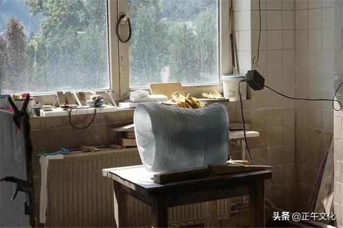 盐设计 · 为展现女人最美的时刻,她用500磅玻璃做成婚纱