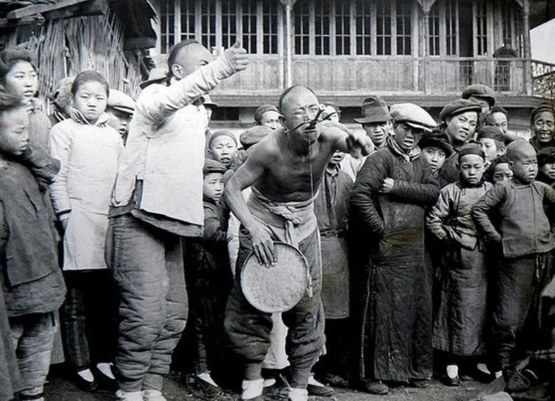 晚清老照片：杂技活人吞剑，跪成一排等斩首的犯人，贫苦的百姓