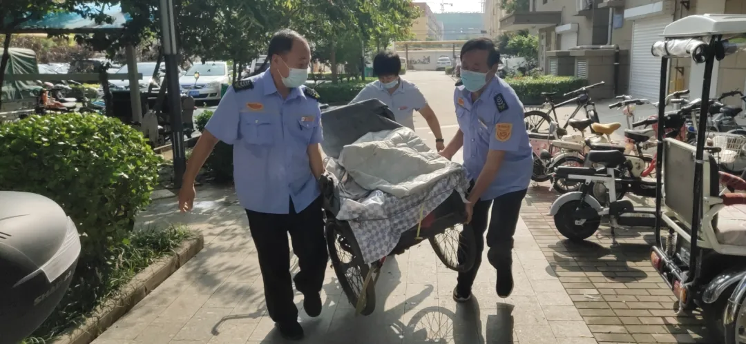 「创城攻坚 从我做起」 丽景名都清理“僵尸车”,还小区清爽整洁