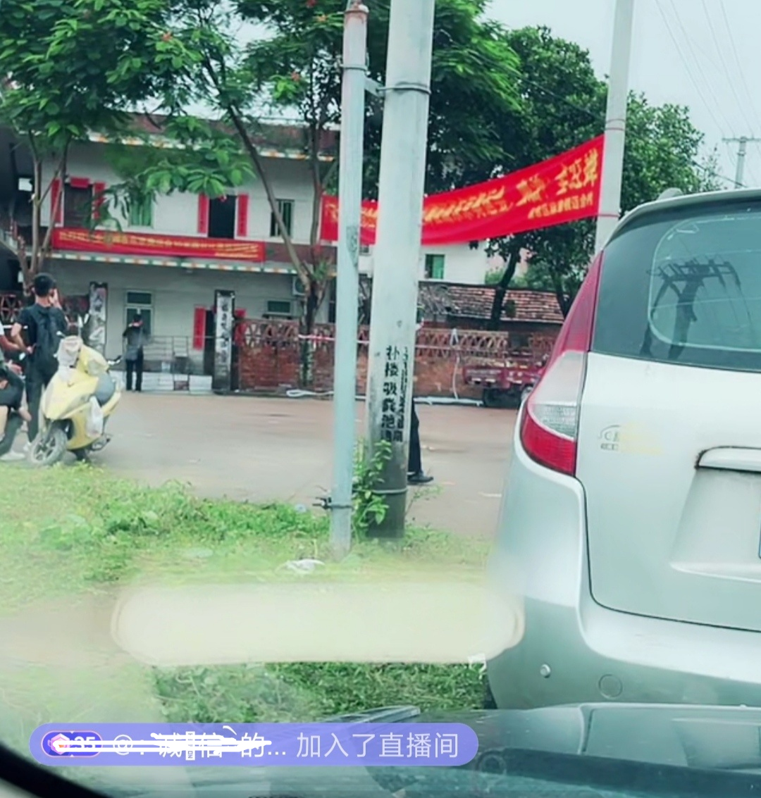 全红婵家被趴墙头直播，妈妈哭了：现在才知道家里有这么多亲戚