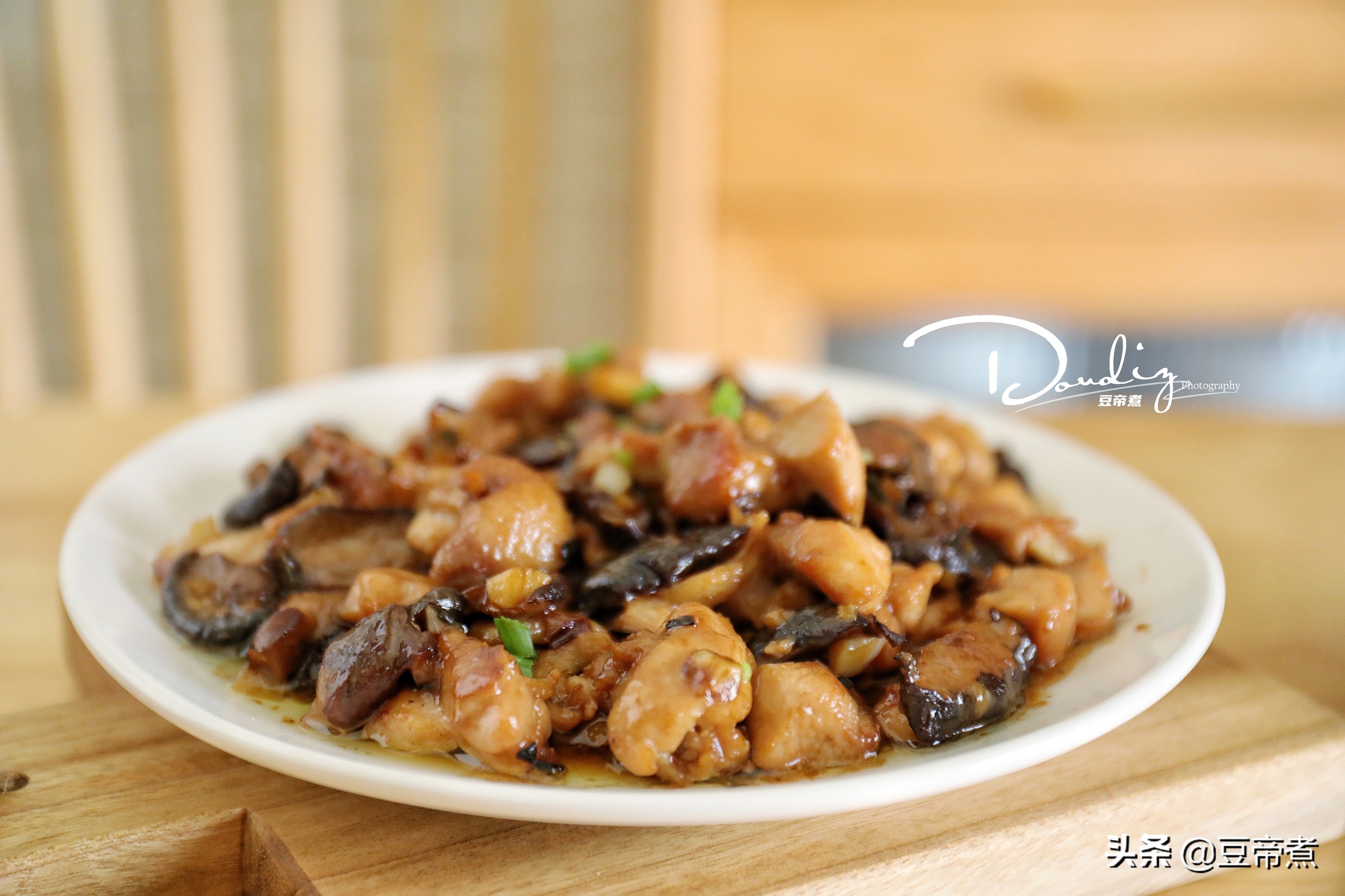 鸡腿新吃法味道香肉质嫩，怎么吃也不腻，我家孩子三天两头就馋