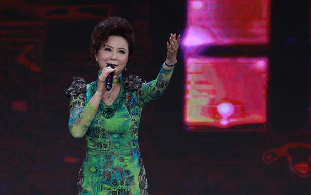 58 years old of Cai Ming wear a cheongsam to have one's moment blanket, baby of Bobby of just like old age, 100 change queen refuses to obey old! 