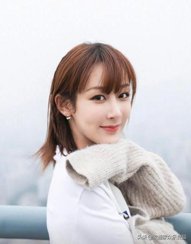 见过杨紫的西式婚纱照，美若天仙，再看看中式婚服，网友神评