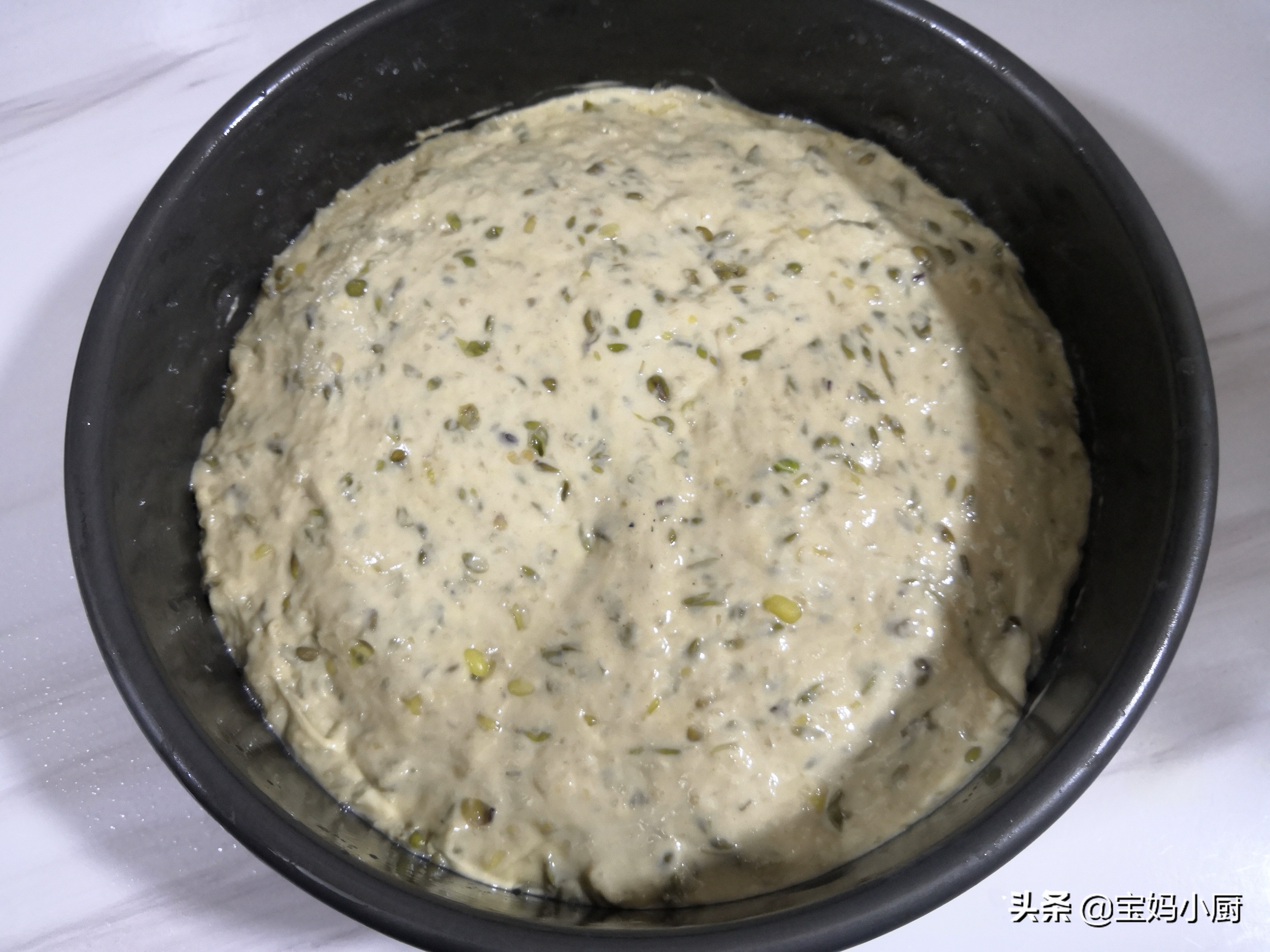 用綠豆湯做發糕火了，天熱常吃好，一攪一蒸就出鍋，有彈性還蓬鬆