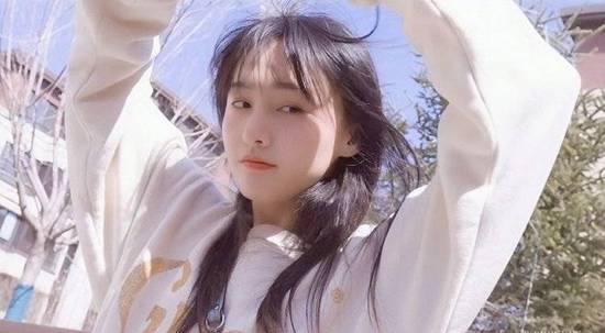 关晓彤穿白裙拍大片，初恋感爆棚却翻车，路人