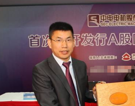 身家5亿却翻墙竞争对手偷拍？股价暴跌65%，他的