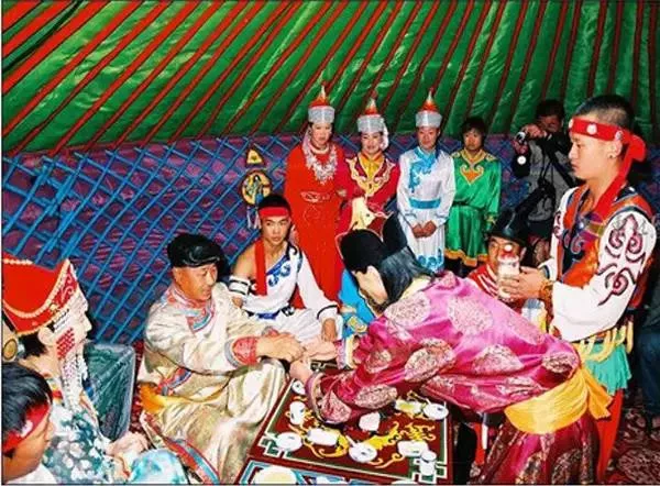 蒙古人最爱什么颜色？