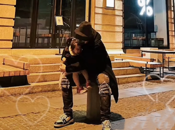 陳赫帶女兒逛街，4歲安安現瘋狂購物慾，老父親要啥買啥超寵溺